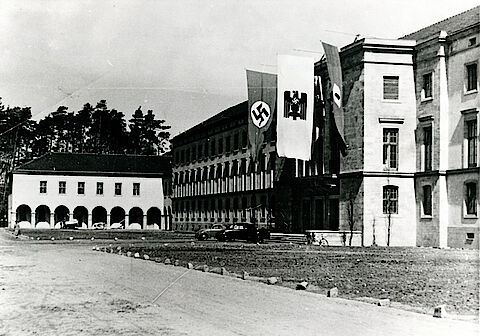 Das neue DRK-Präsidium wurde zu Hitlers Geburtstag 1943 mit Fahnen geschmückt 