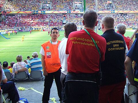 Angehörige des Rettungsdienstes im Signal Iduna Park in Dortmund