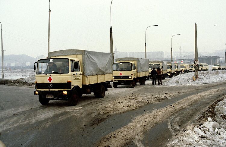 Ein Konvoi mit Hilfsgütern des DRK erreicht Sopot im Januar 1982