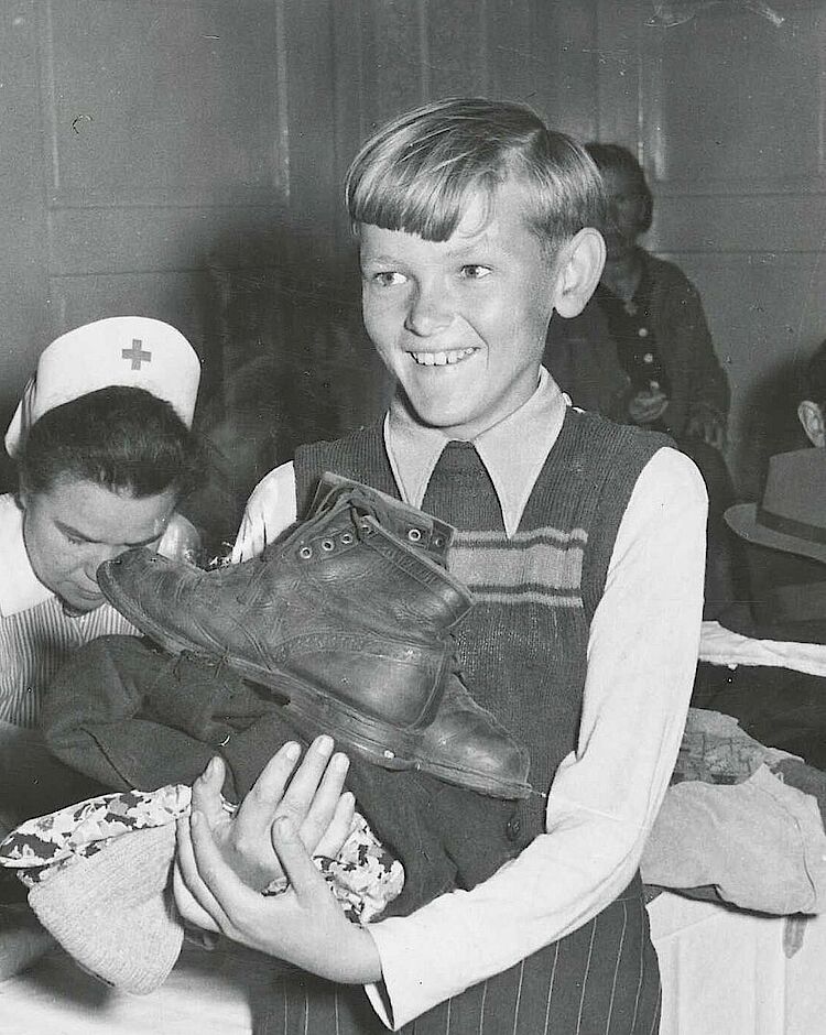 Vermittelt durch das DRK schickte die Schwedische Hilfsorganisation Rädda Barnen ("Rettet die Kinder") zahlreiche Hilfsgüter (DRK)