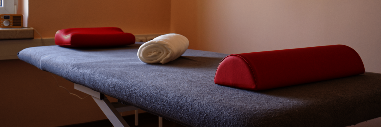 Liege Physio Behandlungsliege mit Hilfsmitteln