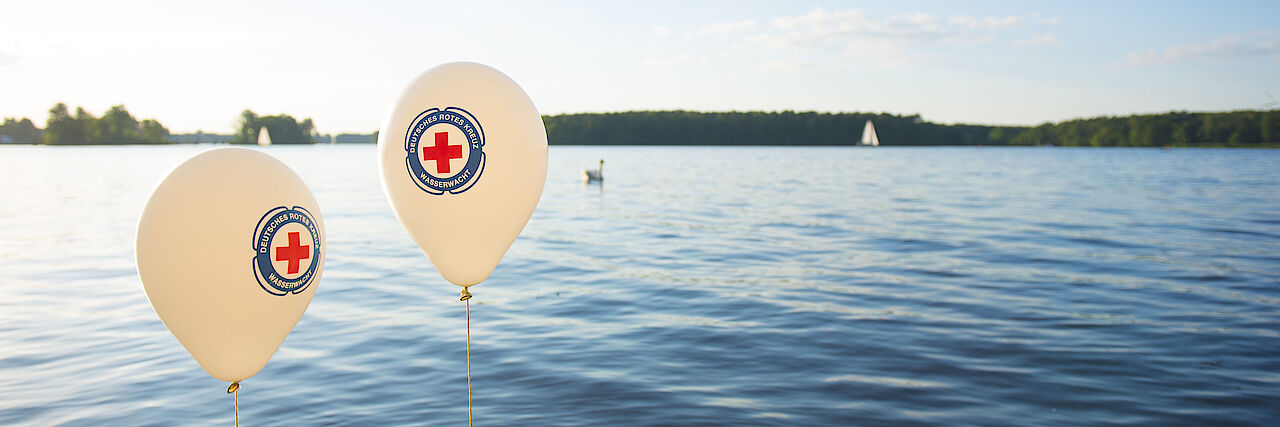See mit Ballons der Wasserwacht