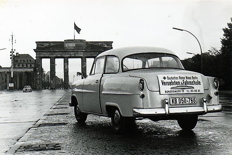 Einer der umgebauten Wagen vor dem Brandenburger Tor 