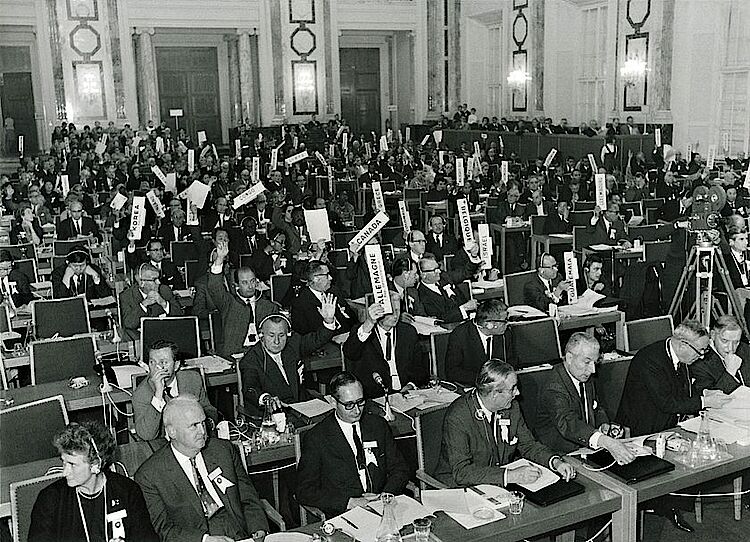 Die Vollversammlung der Delegierten auf der Wiener Rotkreuzkonferenz