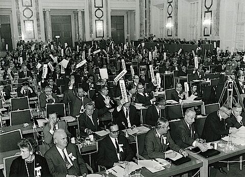 Die Vollversammlung der Delegierten auf der Wiener Rotkreuzkonferenz