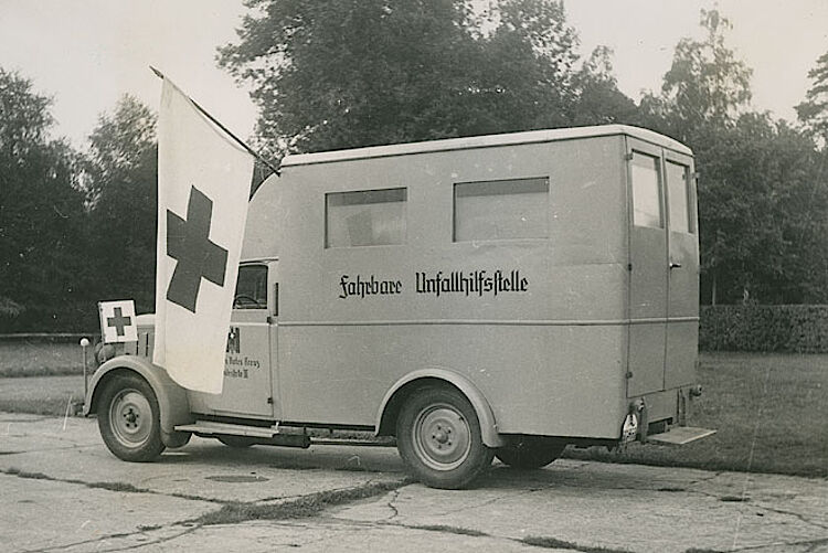 Neben festen Sanitätsstationen gab es ab den dreißiger Jahren auch mobile Unfallhilfsstellen
