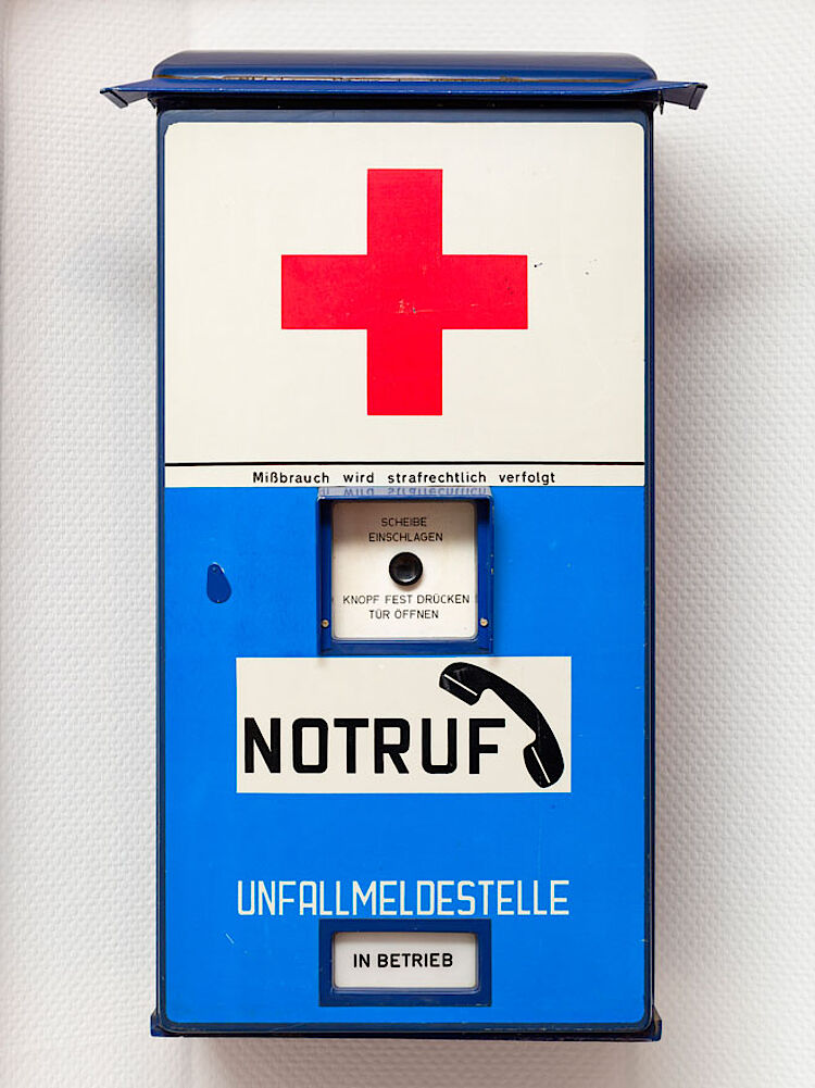 Notrufkasten aus den sechziger Jahren im Rotkreuz-Museum Luckenwalde