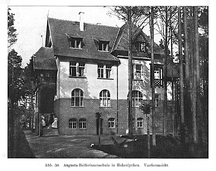 Zur weitläufigen, campusartigen Anlage der Heilstätten in Hohenlychen gehörte auch eine Schule für Schwes­tern­hel­fe­rinnen (DRK)