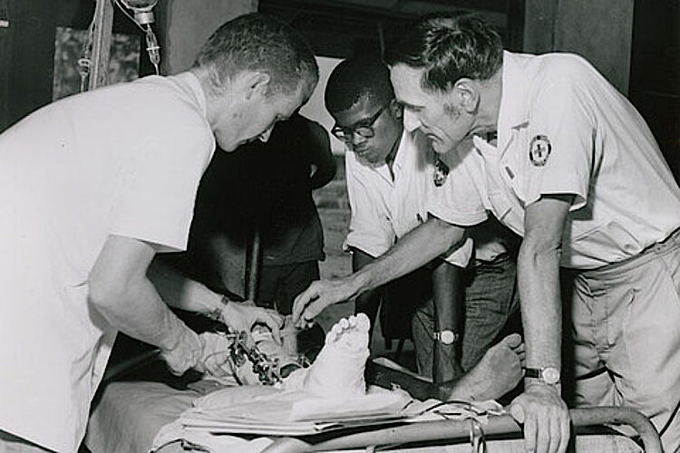 Krieg im nigerianischen Biafra: Vom IKRK entsandte Ärzte betreuen einen Verwundeten