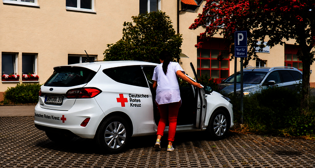 Schwester mit Dienstwagen