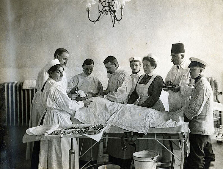              Bereits während der Balkankriege 1912/13 kam es zu einer Zusammenarbeit 	zwischen dem Deutschen Roten Kreuz und dem Türkischen Roten Halbmond. Hier im Gümüs-Krankenhaus in Konstantinopel (DRK)