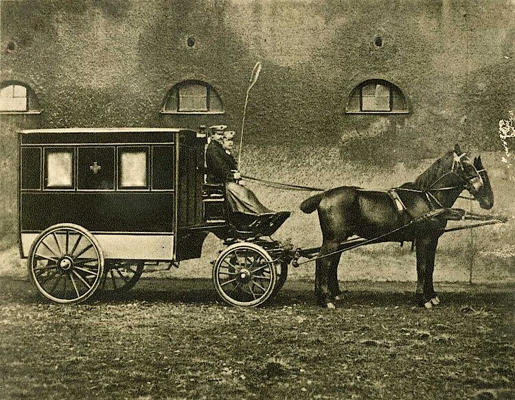 Sanitätskutsche, gezogen von zwei Pferden (DRK)