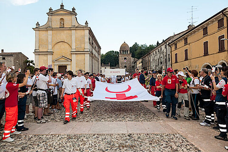 Zug von Rotkreuzhelfern aus verschiedenen Nationen von Solferino nach Castiglione im Andenken an die Schlacht von Solferino