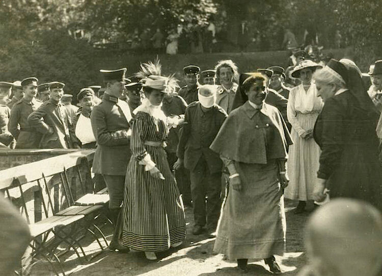 Schwestern aus dem Charlottenburger Cecilienhaus bei einem Spaziergang mit verwundeten Soldaten (DRK)
