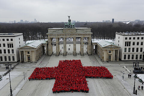 Zum Auftakt des Jubiläumsjahres versammeln sich 1800 Rotkreuzmitglieder aus ganz Deutschland vor dem Brandenburger Tor