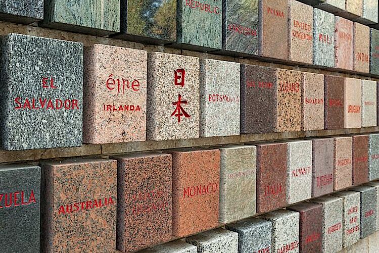 Rotkreuz-Denkmal bei Solferino. Die Steintafeln tragen die Namen all der Länder, in denen es eine Nationale Rotkreuz- oder Rothalbmondgesellschaft besteht