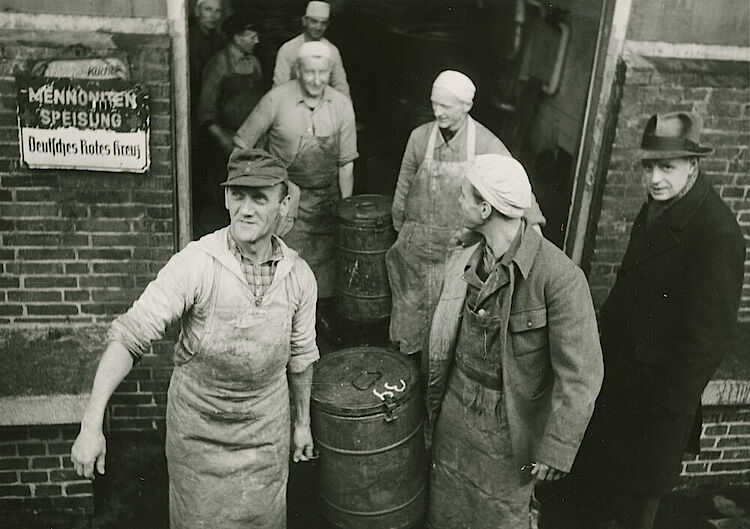 Nachkriegszeit in Deutschland: Helfer vom DRK tragen Kannen mit Essen, das an Hungernde ausgeben werden soll (sog. 'Mennoniten-Speisung', organisiert vom Mennonite Central Committee), um 1946