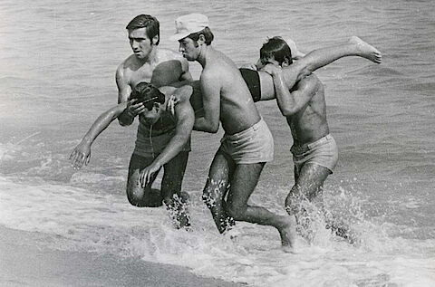 Wasserwacht vom DRK der DDR rettet einen Schwimmer aus der Ostsee (DRK)