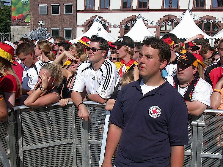 Einsatz des DRK bei der WM in Deutschland. Sanitäter beim Public Viewing auf dem Friedensplatz in Dortmund 