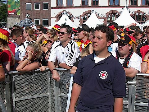 Einsatz des DRK bei der WM in Deutschland. Sanitäter beim Public Viewing auf dem Friedensplatz in Dortmund 