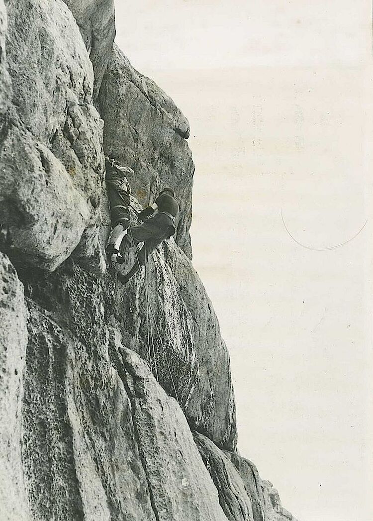 Ein Helfer seilt einen Verwundeten an einer Steilwand ab (DRK)