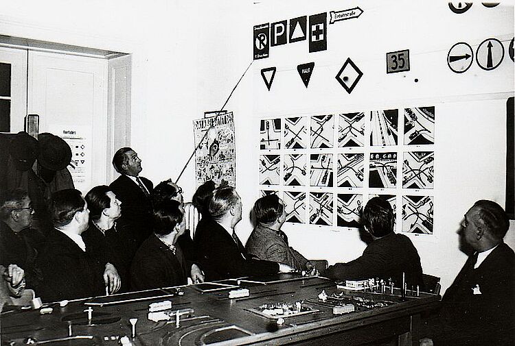 Theorieunterricht in der "Versehrten-Fahrschule des Deutschen Roten Kreuzes"