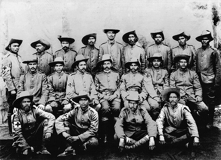 Während des Zulu-Aufstandes 1906 führte Mohandas Gandhi (sitzend in der Mitte) eine Sanitätsabteilung