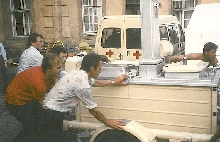 Einsatz des DRK auf dem Botschaftsgelände in Prag: Helfer eines Hilfszuges bauen Feldküchen zur Versorgung der Flüchtlinge auf