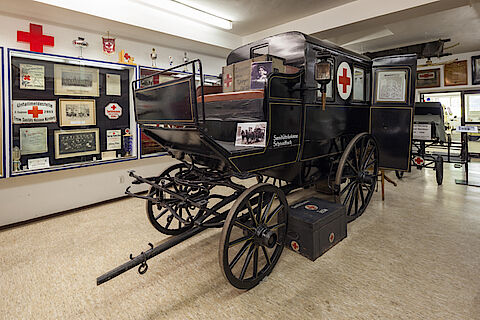 Rotkreuz-Museum Nürnberg: Transportfahrzeug der Sanitätskolonne Schnaittach, vermutlich um die Jahrhundertwende