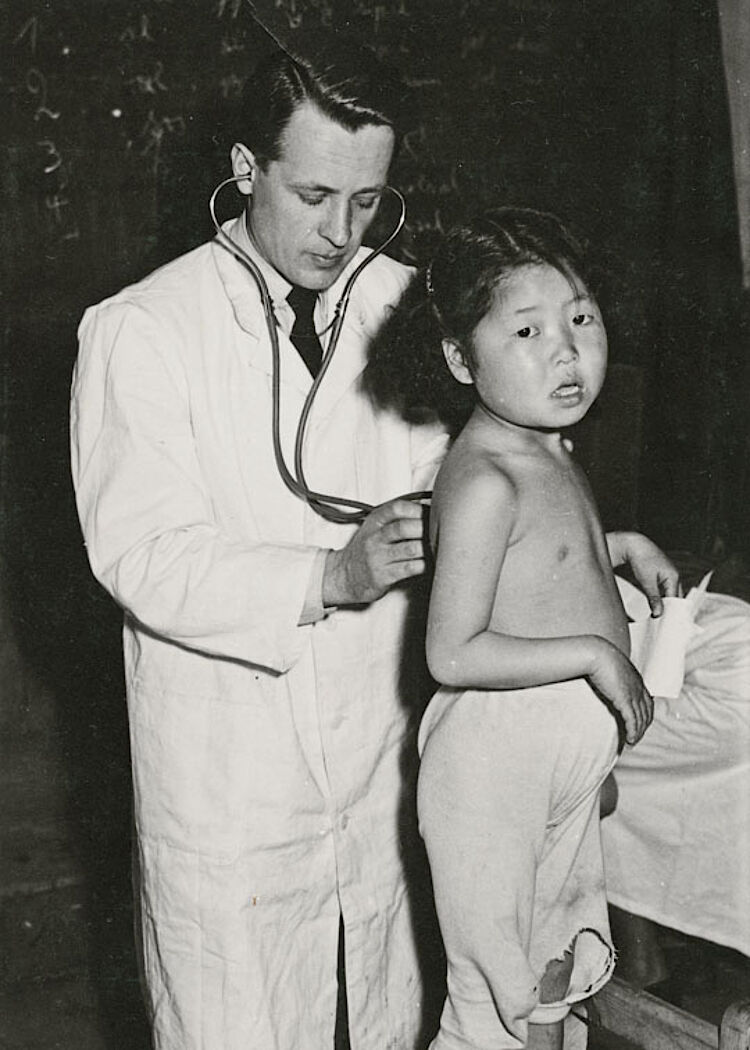 Südkorea, DRK-Krankenhaus in Pusan: Ein deutscher Arzt untersucht ein koreanisches Mädchen