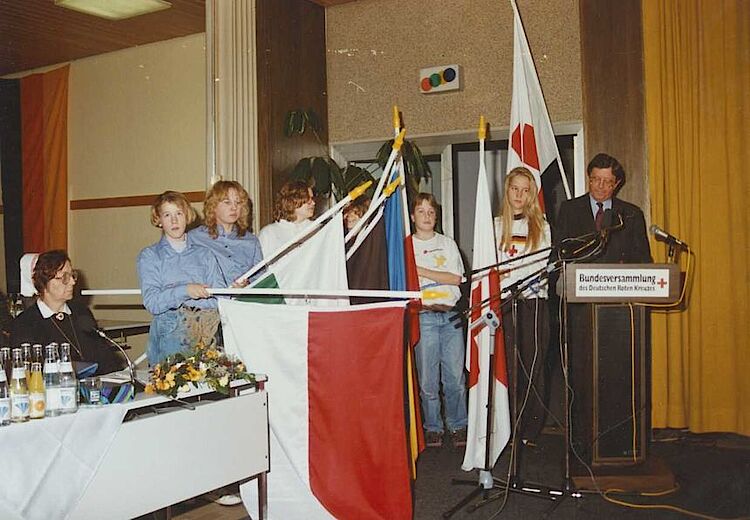 Vereinigung der beiden deutschen Rotkreuzgesellschaften auf der 40. Bundesversammlung des DRK am 9. November 1990