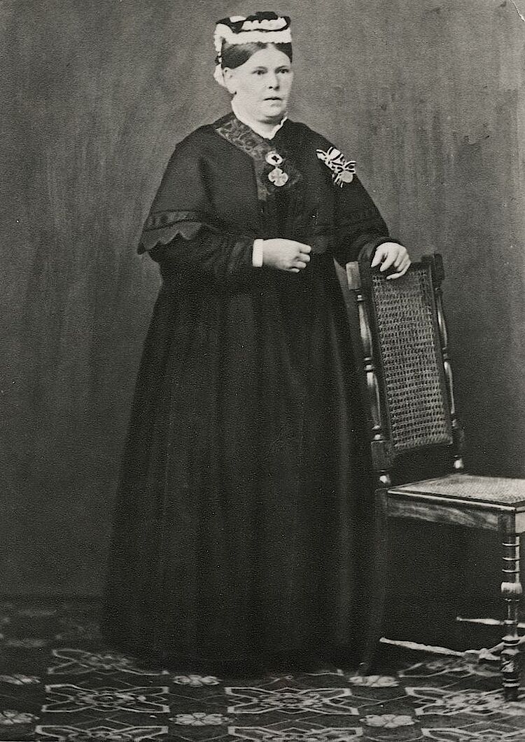 Vorsteherin oder Oberwärterin in Dienstrobe, um 1870 (DRK)