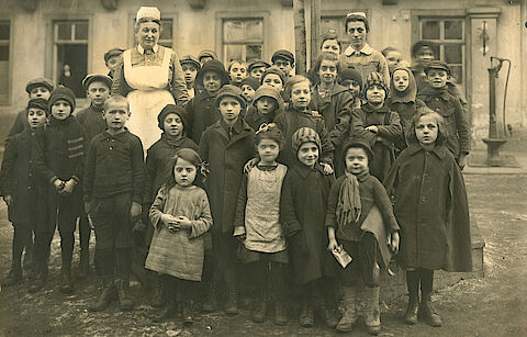 Amerikanische Kinderspeisung in Mainz, 1924 (DRK)