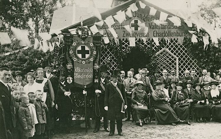 Feierstunde in der Gartenkolonie Jungfernheide des Vaterländischen Frauenvereins in Berlin-Charlottenburg 