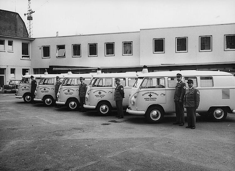 Fünf Rettungswagen des Deutschen Roten Kreuzes von VW in Stuttgart, eine Spende der Firma Andreae-Noris Zahn AG. Diese Rettungsfahrzeuge werden an den Autobahnen zum Einsatz kommen, um 1963