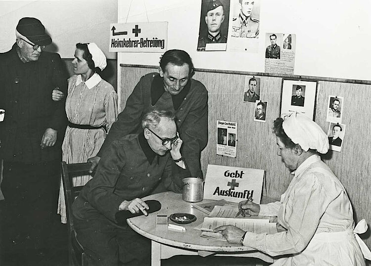 Aus der Dienststelle des DRK-Flüchtlingshilfswerks in Flensburg entwickelte sich nach dem Krieg der spätere Suchdienst, 1945 (DRK)