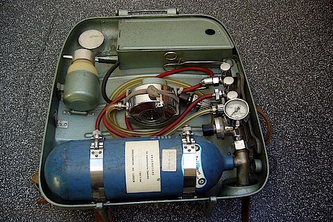 Instrumentarium zur Rettung von verschütteten Bergleuten: Koffer mit Beatmungsgerät