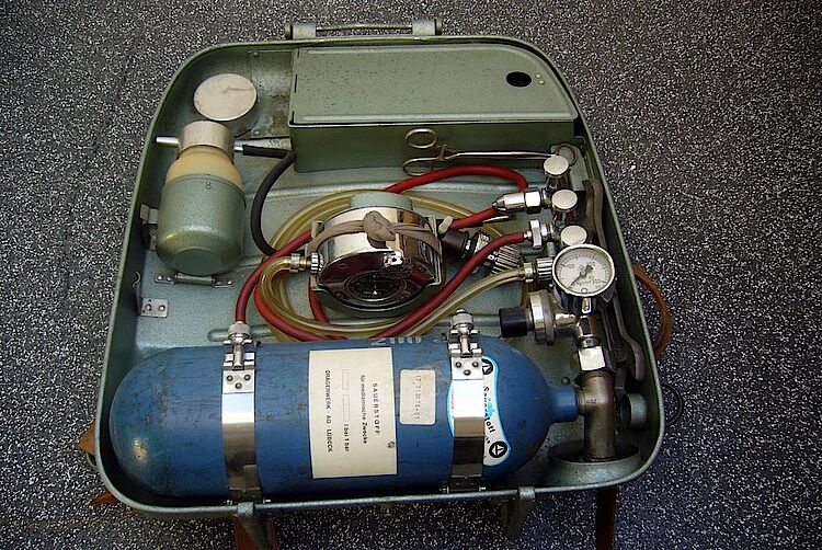 Instrumentarium zur Rettung von verschütteten Bergleuten: Koffer mit Beatmungsgerät (DRK KV Essen) Instrumentarium zur Rettung von verschütteten Bergleuten: Koffer mit Beatmungsgerät (DRK KV Essen)