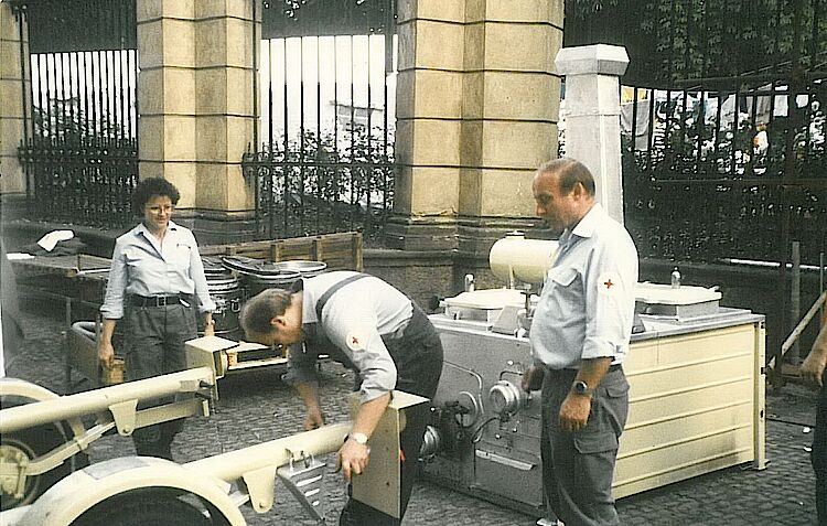 Einsatz des DRK auf dem Botschaftsgelände in Prag: Helfer eines Hilfszuges bauen Feldküchen zur Versorgung der Flüchtlinge auf