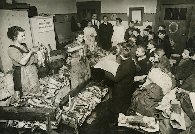 Berliner Gemeindeschüler erhalten Trockenfisch aus einer norwegischen Spendenaktion (DRK)