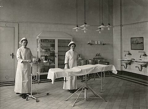 Operationssaal eines Lazaretts, das während des Ersten Weltkriegs in einer Volksschule eingerichtet worden ist