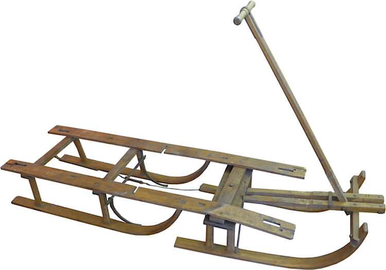 Dieser Bergungsschlitten wurde in den sechziger Jahren im Zittauer Gebirge eingesetzt, Exponat im Traditionskabinett des DRK-Kreisverbandes Zittau