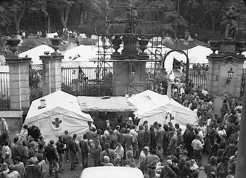 Aufenthalt von mehreren tausend Bürgern der DDR auf dem Gelände der Botschaft der BRD in Prag. Das DRK versorgt sie mit Essen und Hilfsgütern