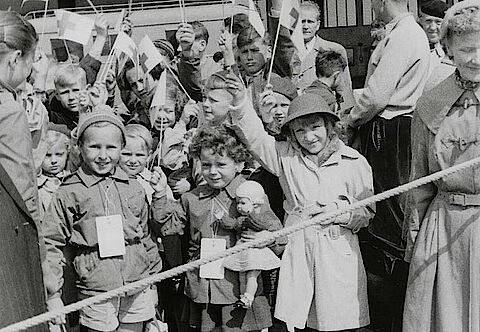 Kinder und eine Betreuerin vom DRK auf dem Flughafen Berlin-Tempelhof vor dem Abflug