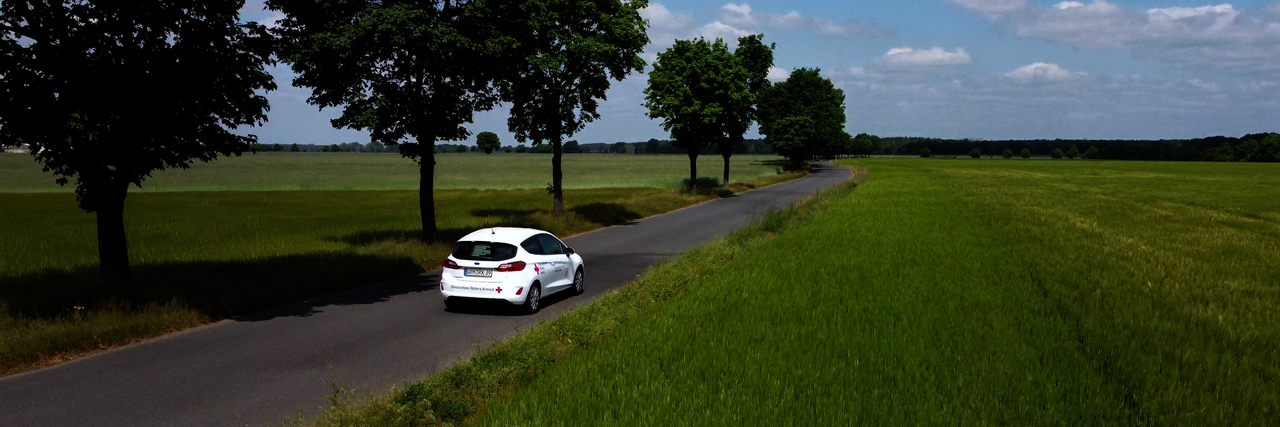 Dienstwagen Landschaft Dienstauto fährt auf Straße