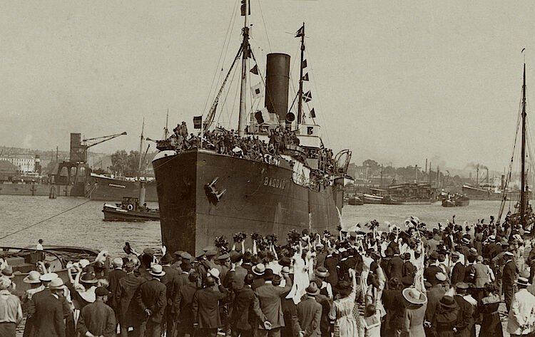 Auf dem Dampfer „Bagdad“ treffen deutsche Kriegsgefangene 1920 in Stettin ein (IKRK)