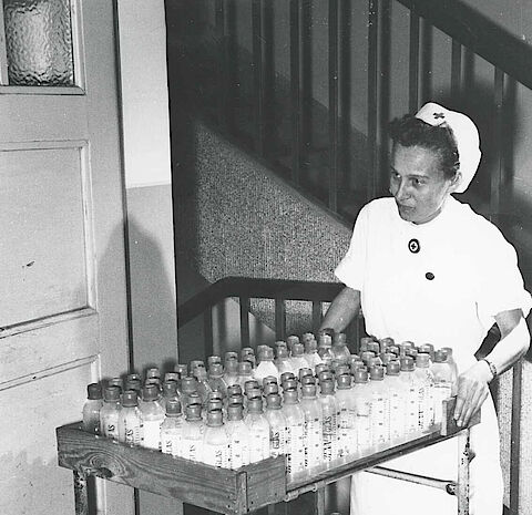 Verteilung von Säuglingsmilch in einem Flüchtlingslager in Wentorf bei Hamburg