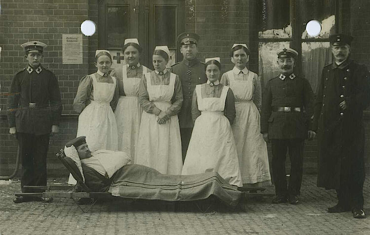 Gruppenfoto Krankenschwestern und Soldaten in der Verbandstelle für Verwundete in Thorn / Westpreussen (DRK)