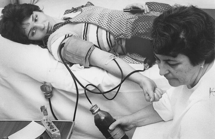 Blutabnahme bei einer Spenderin im VEB Halbleiterwerk Frankfurt/Oder Blutabnahme bei einer Spenderin im VEB Halbleiterwerk Frankfurt/Oder